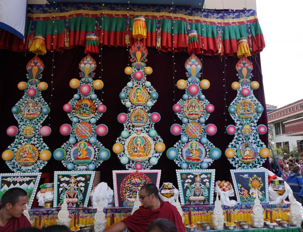 Trải nghiệm lễ rước thảm thêu Đức Phật lớn nhất thế giới tại Tây Tạng